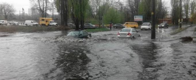 ВІДЕО. Київ накрила потужна злива, дві станції метро затопило ВІДЕО. Київ накрила потужна злива, дві станції метро затопило
