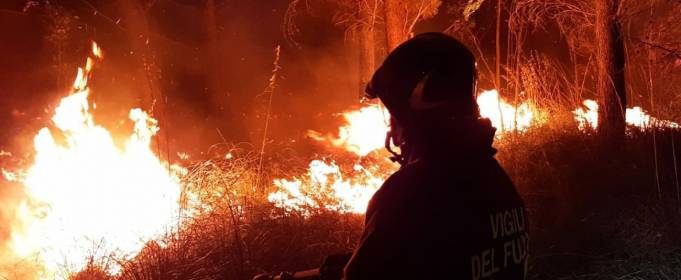 Италия: очаги лесных пожаров в 40 км к востоку от Рима, десятки эвакуированы Италия: очаги лесных пожаров в 40 км к востоку от Рима, десятки эвакуированы