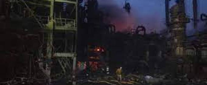 На нафтохімічному підприємстві в Мексиці сталася пожежа через удар блискавки На нафтохімічному підприємстві в Мексиці сталася пожежа через удар блискавки