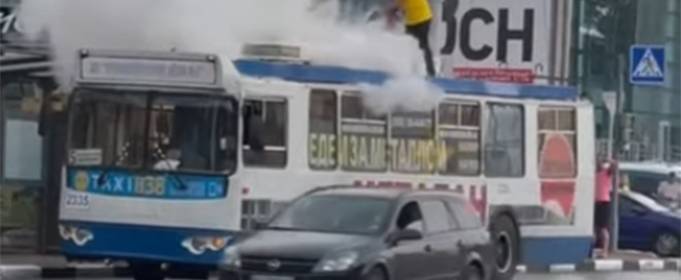 Від удару блискавки у Харкові загорівся тролейбус. Відео Від удару блискавки у Харкові загорівся тролейбус. Відео