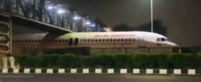 Cамолет Air India застрял под пешеходным мостом в Нью-Дели. Видео Cамолет Air India застрял под пешеходным мостом в Нью-Дели. Видео