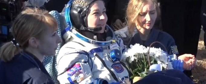 Российская команда вернулась на Землю после съемок первого фильма в космосе Российская команда вернулась на Землю после съемок первого фильма в космосе