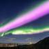 Чудове північне сяйво здивувало глядачів рідкісними фіолетовими та рожевими вогнями