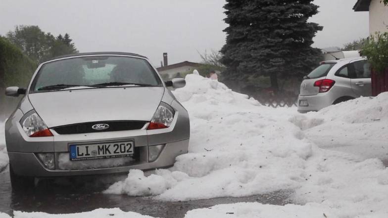 Зимова погода з градом обрушилася на Францію та Німеччину Зимова погода з градом обрушилася на Францію та Німеччину