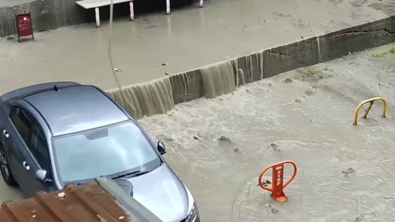 ВІДЕО. Потоп у Сочі, автомобілі відносить у море ВІДЕО. Потоп у Сочі, автомобілі відносить у море
