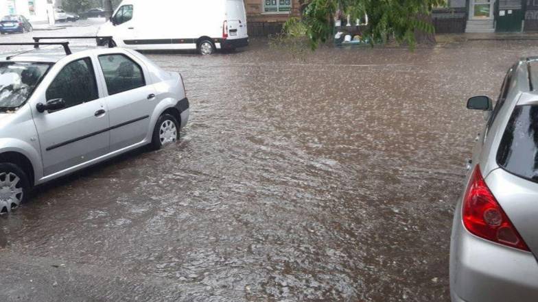 Сильна злива затопила центральні вулиці Одеси. Фото, відео Сильна злива затопила центральні вулиці Одеси. Фото, відео