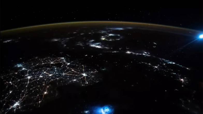 «Таємничі» блакитні плями світла парять в атмосфері Землі на фото НАСА «Таємничі» блакитні плями світла парять в атмосфері Землі на фото НАСА