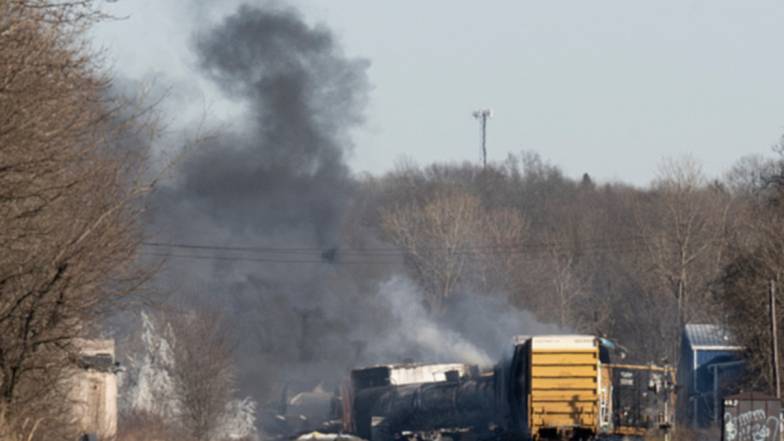 На Середньому Заході США оголосили про негайну евакуацію після сходу з рейок вагонів із хімічними речовинами На Середньому Заході США оголосили про негайну евакуацію після сходу з рейок вагонів із хімічними речовинами