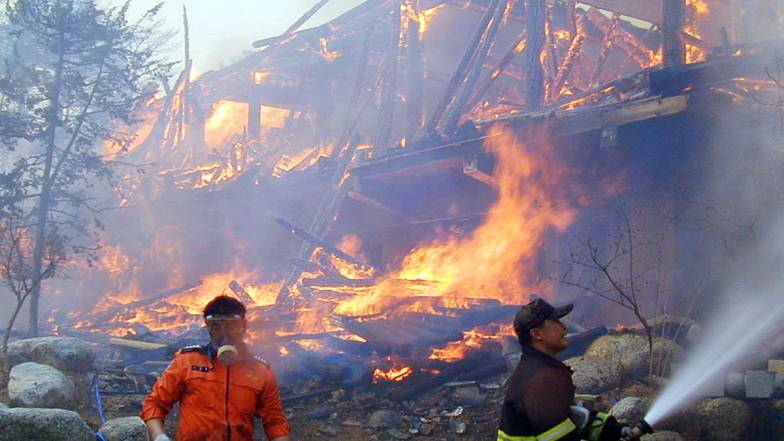 Лісова пожежа в Південній Кореї спричинила загибель однієї людини, сотні змушені були евакуюватися Лісова пожежа в Південній Кореї спричинила загибель однієї людини, сотні змушені були евакуюватися