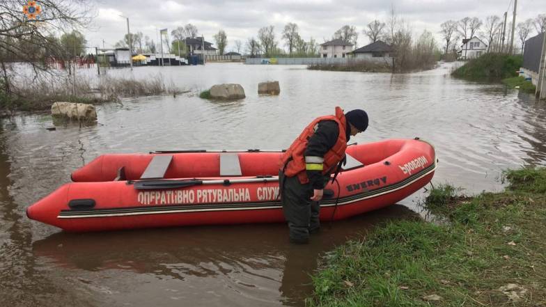 Рятувальники продовжують боротьбу з наслідками часткових підтоплень на території України Рятувальники продовжують боротьбу з наслідками часткових підтоплень на території України