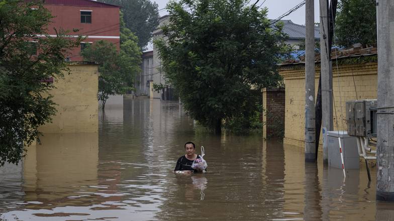 Через зливи в Китаї обрушився автодорожній міст, дві машини впали в річку Через зливи в Китаї обрушився автодорожній міст, дві машини впали в річку