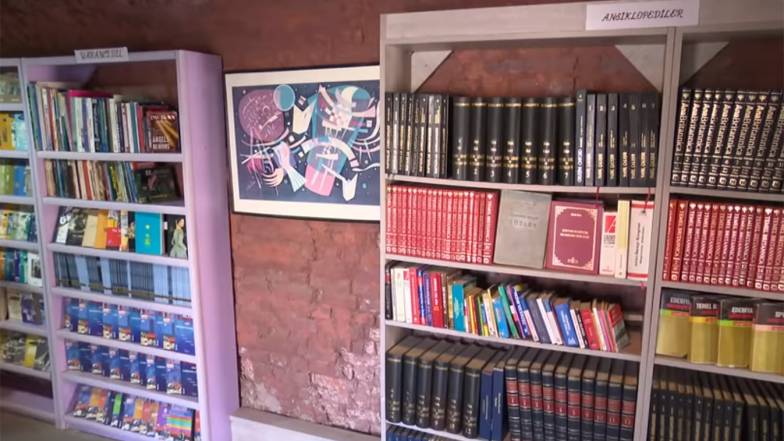 Збирачі сміття у Туреччині створили бібліотеку з викинутих книжок Збирачі сміття у Туреччині створили бібліотеку з викинутих книжок