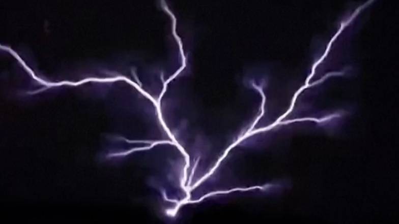 Заворожлива блискавка була помічена пілотами у Флориді перед початком урагану «Ідалія» Заворожлива блискавка була помічена пілотами у Флориді перед початком урагану «Ідалія»