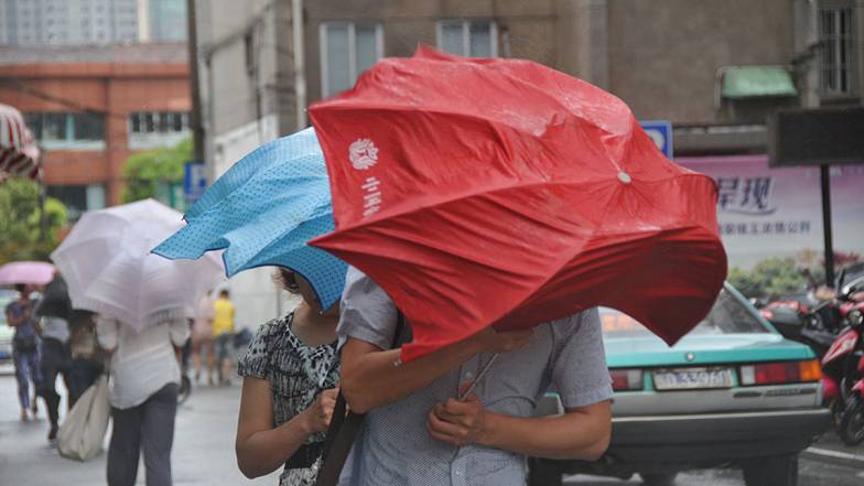 Тайфун «Хайкуй» призвів до поранень 44 людей на Тайвані, щонайменше 7 тисяч евакуйовано Тайфун «Хайкуй» призвів до поранень 44 людей на Тайвані, щонайменше 7 тисяч евакуйовано