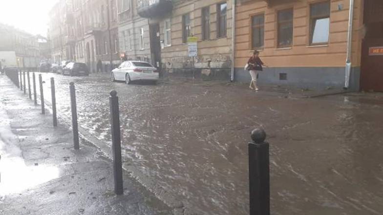 Сильный ливень обесточил десятки населенных пунктов на Львовщине Сильный ливень обесточил десятки населенных пунктов на Львовщине