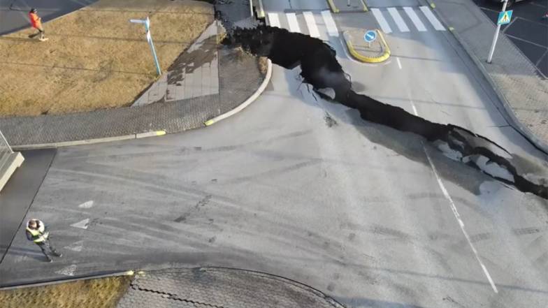 Виверження вулкана в Ісландії, що насувається, призвело до появи на вулицях 15-кілометрової тріщини Виверження вулкана в Ісландії, що насувається, призвело до появи на вулицях 15-кілометрової тріщини
