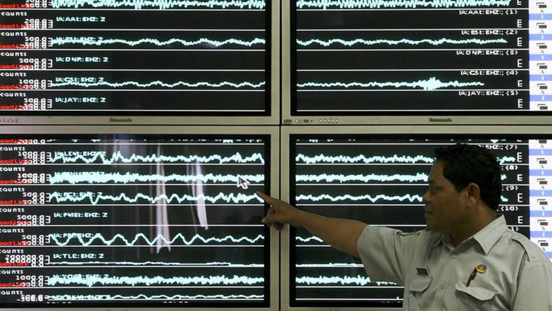 Восточная Индонезия пострадала от мощного землетрясения Восточная Индонезия пострадала от мощного землетрясения