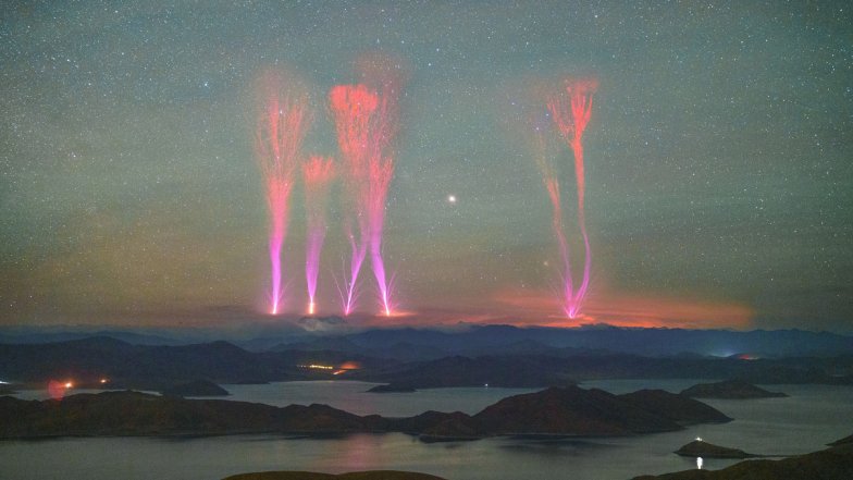 У небі над США сфотографували величезний червоний спрайт У небі над США сфотографували величезний червоний спрайт